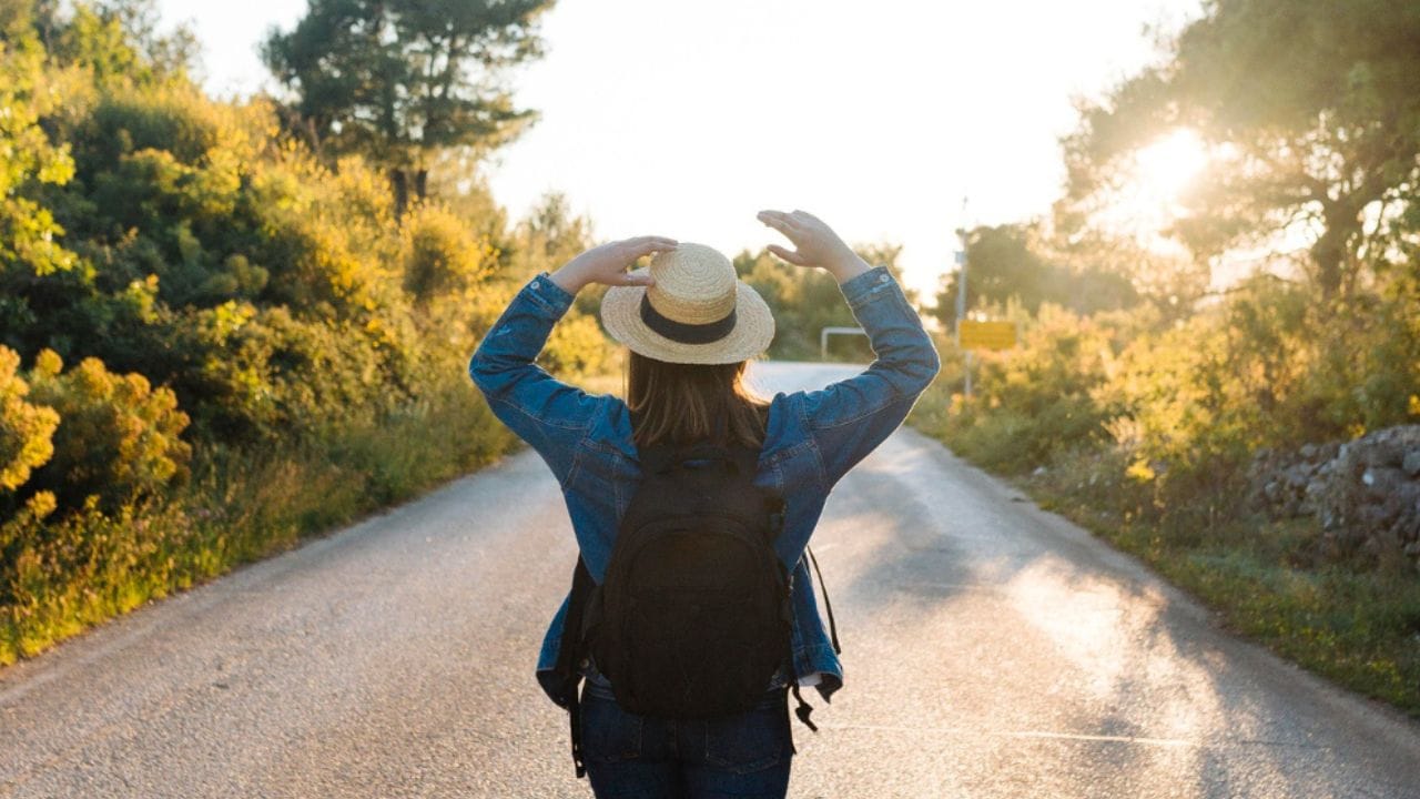 Mulher livre caminhando por uma estrada