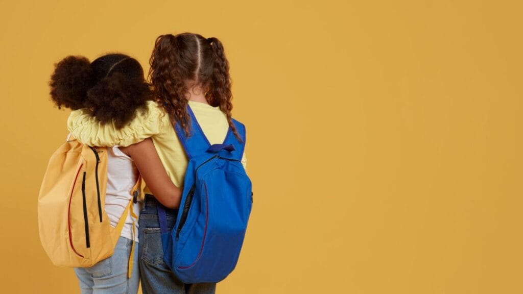 Crianças na escola: volta às aulas exige atenção redobrada dos pais