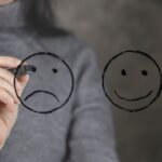Bipolaridade vai muito além da mudança de humor: entenda os sinais reais do transtorno